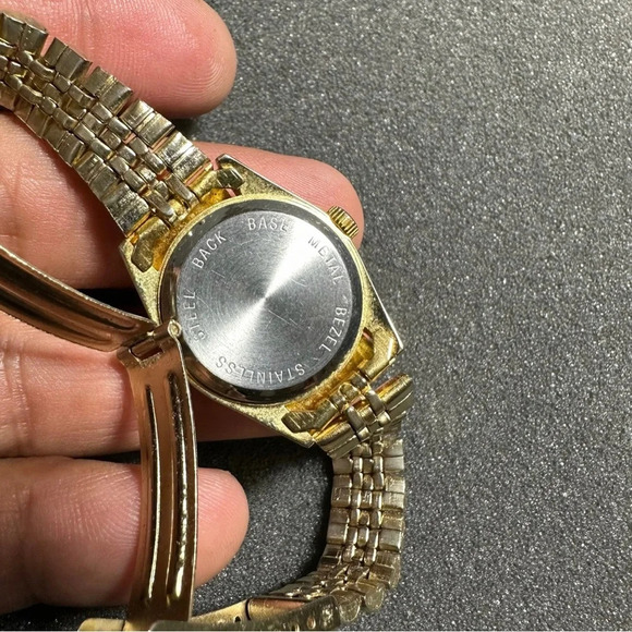 Ladies pearl diamond quartz watch gold tone gold dial working new battery - Picture 9 of 9